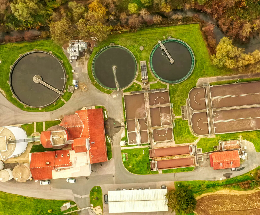 Abwasserverband aus der Vogelperspektive Ueberblick ueber Klaeranlage in Straß in der Steiermark